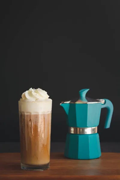 Cappuccino Dengan Krim Kocok Atas Meja Kayu Dengan Latar Belakang — Stok Foto