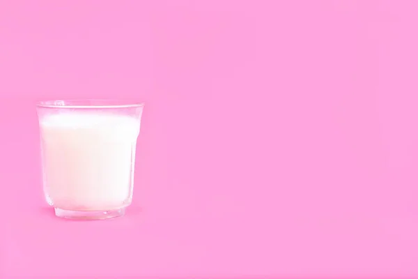 Bicchiere Latte Fresco Sfondo Rosa Heathy Concetto Bevanda — Foto Stock