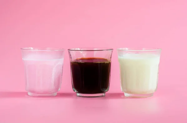 Bicchiere Latte Bianco Rosa Caffè Nero Sfondo Rosa Bevanda Nel — Foto Stock