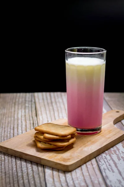 Quadrado Biscoito Servir Com Leite Rosa Fresco Vidro Bandeja Madeira — Fotografia de Stock