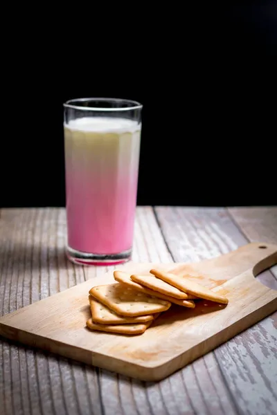 Quadrato Cracker Servire Con Latte Fresco Rosa Vetro Vassoio Legno — Foto Stock
