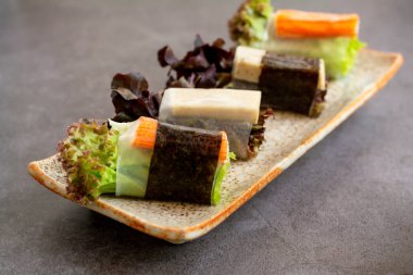 Sağlıklı gıda konsepti. Salata rulosu taze marul, yosun, yengeç çubuğu ve soslu vermicelli pirinçli Vietnam tavuğu.. 