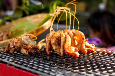 Kızartma makinesinde ızgara tavuk ve ince bambu satışı. Yiyecek konsepti. 