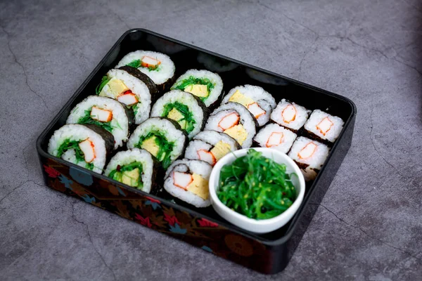 Σετ Σούσι Ποικιλίας Tamagoyaki Crabsticks Sushi Και Maki Bento Box — Φωτογραφία Αρχείου