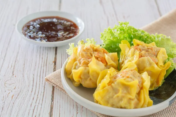 Dumpling Vapor Chino Shumai Plato Blanco Servido Con Salsa Soja — Foto de Stock