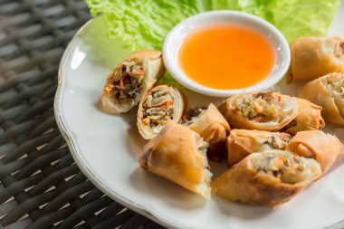 Vegan gıda konsepti. Kızarmış patates, çıtır çıtır, beyaz bir tabakta servis edilen tatlı ve ekşi soslu börek..