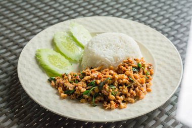 Vegan gıda konsepti. Kızarmış Tayland fesleğeni, kıyma bazlı, tofu, biber ve mantarlı beyaz tabakta pilav ile servis ediliyor. Tayland 'ın ünlü yemekleri.