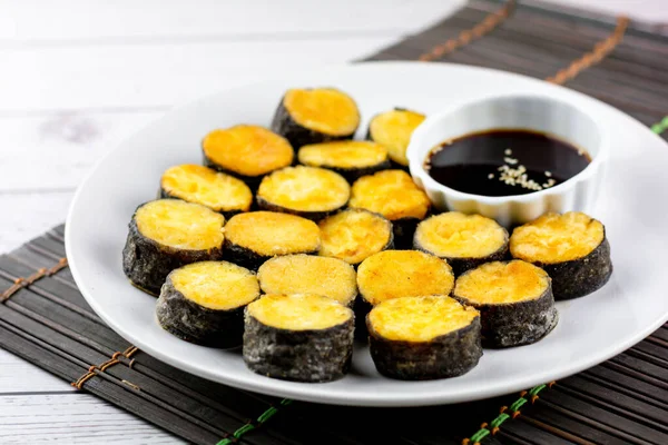 Concepto Snack Food Tofu Huevo Frito Envoltura Algas Marinas Plato —  Fotos de Stock