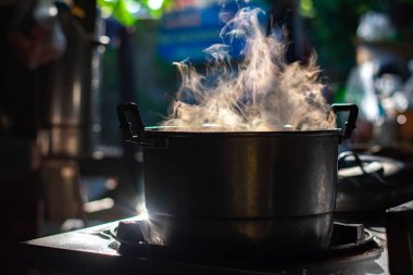 Tayland mutfağında gazlı ocakta metal tencere çorbası ve dumanı. Kahvaltı için yemek hazırla..