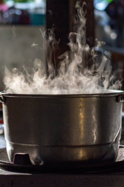 Tayland mutfağında gazlı ocakta metal tencere çorbası ve dumanı. Kahvaltı için yemek hazırla..