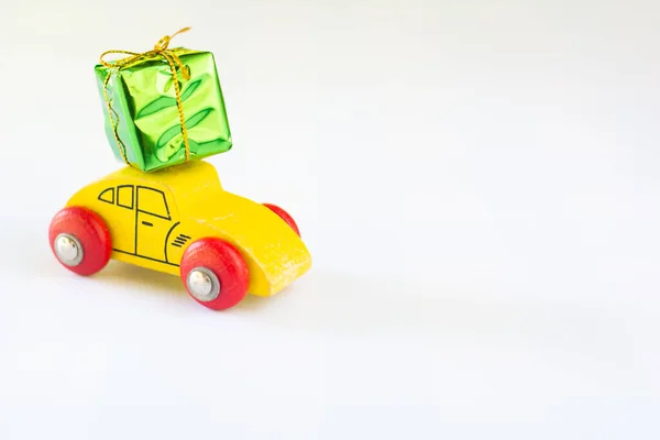 Green Gift Box Golden Ribbon Yellow Wooden Car White Background — Stock Photo, Image