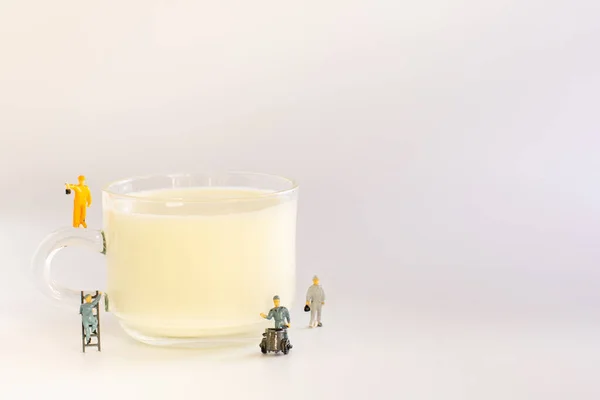 Werker Concetto Lavoro Squadra Lavori Miniatura Con Tazza Latte Alto — Foto Stock