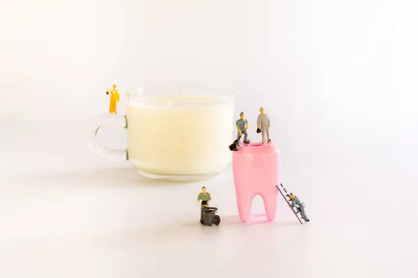 Soins Santé Concept Dentaire Travail Équipe Miniature Sur Tasse Lait — Photo