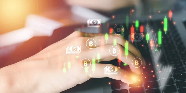 Konsep Bisnis Dan Teknologi Trader Menggunakan Laptop Untuk Koin Cryptocurrency — Stok Foto