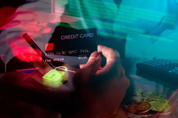 Koncepcje Cyberprzestępczości Biznesmen Doube Ręka Hakera Trzymają Kartę Kredytową Zamazanym — Zdjęcie stockowe