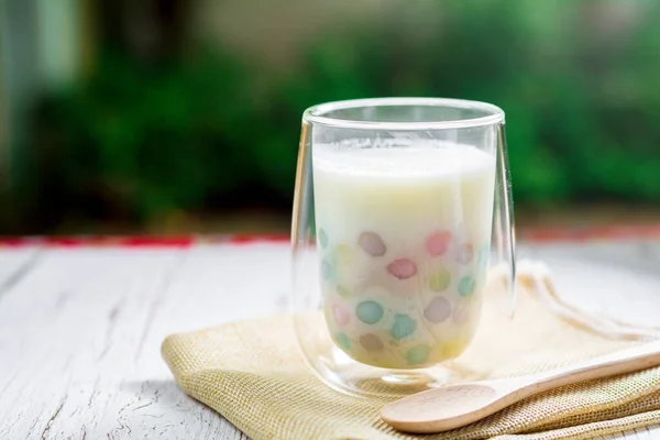 Gnocco Riso Colori Nel Latte Cocco Bua Loy Vetro Trasparente — Foto Stock