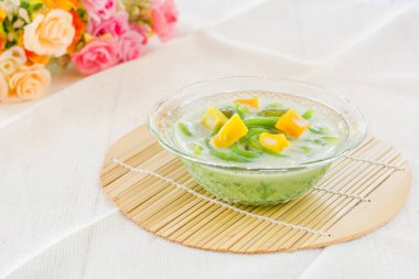 Lezzetli Tayland tatlıları. Tay vermicelli, yeşil pandanlı, plam şeker ve hindistan cevizi sütü, açık kasede lod Chong beyaz masa örtüsü..