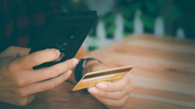 Çevrimiçi ödeme kavramı. Çevrimiçi işlemler, alışveriş, rezervasyon, konaklama ve otel için bir cep telefonu ve kredi kartı tutan işadamı, e-ticaret.
