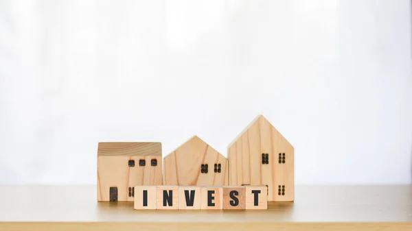 Koncepcja Inwestycji Nieruchomościowych Drewniany Blok Tekstami Domów Modelowych Wzrost Nieruchomości — Zdjęcie stockowe