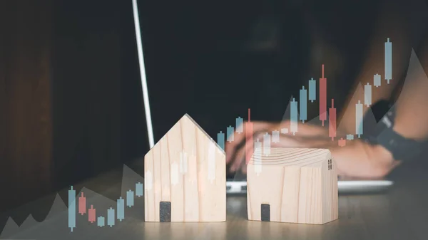 Έννοια Επενδύσεων Ακίνητα Επιχειρηματίες Χρησιμοποιούν Ένα Φορητό Υπολογιστή Ξύλινα Σπίτια — Φωτογραφία Αρχείου
