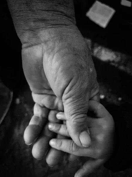 Queste Sono Due Mani Infanzia Vecchiaia — Foto Stock