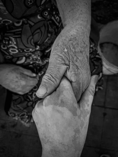 Αυτά Είναι Δύο Χέρια Νιότης Και Γήρας — Φωτογραφία Αρχείου