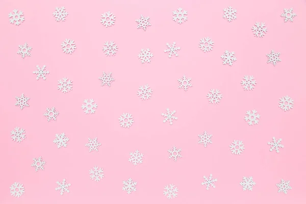 Navidad, Año Nuevo acogedor fondo rosa pastel con copos de nieve blancos. Concepto de vacaciones de invierno. Colocación plana, espacio de copia. —  Fotos de Stock