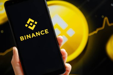 Ukrayna, Odessa - 9 Ekim 2021: Binance uygulaması arka planda Binance logosu ile akıllı telefon ekranında çalışan el bilgisayarı. Binance kripto döviz ve ticaret platformudur..