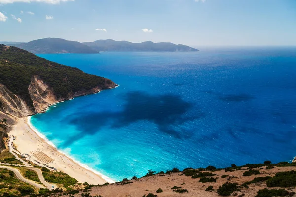 Uma vista superior na Praia de Myrtos e fantástica água azul-turquesa e do Mar Jónico. Vista aérea, cenário de verão de destino de viagem famoso e extremamente popular em Cefalônia, Grécia, Europa. — Fotografia de Stock