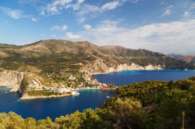 Asos köyünün muhteşem manzarası, Assos yarımadası ve mavi İyon Denizi suyu. Gökyüzü manzarası, ünlü ve son derece popüler Cephalonia, Yunanistan ve Avrupa 'daki yaz manzarası.