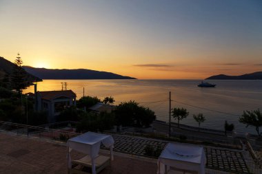 Yunan adasında gün doğumu. Sabahın erken saatlerinde Agia Efimia Körfezi 'nin güzel manzarası, Cephalonia Adası, Yunanistan.