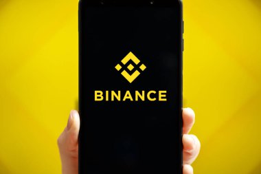 Ukrayna, Odessa - 9 Ekim 2021: Binance uygulaması arka planda Binance logosu ile akıllı telefon ekranında çalışan el bilgisayarı. Binance kripto döviz ve ticaret platformudur..