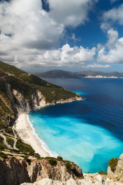 Myrtos Sahili 'ndeki hava manzarası ve muhteşem turkuaz ve mavi İyon Denizi suyu. Yunan adaları. Sefalonya, Yunanistan ve Avrupa 'daki ünlü ve son derece popüler seyahat merkezinin en iyi manzarası.