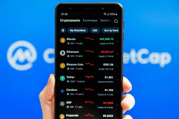 Ukrajina Odessa Říjen 2021 Hand Holding Mobile Coinmarketcap App Running — Stock fotografie