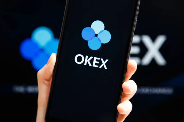 Ukraine Odessa Oktober 2021 Handyhalterung Mit Okex App Smartphone Bildschirm — Stockfoto