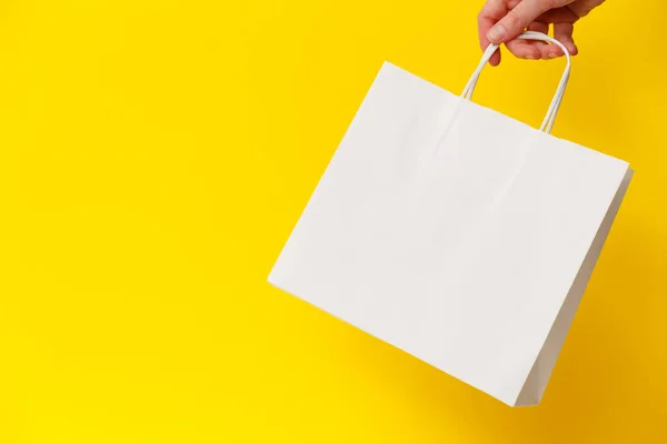 Vrouwelijke Hand Met Witte Blanco Boodschappentas Geïsoleerd Gele Achtergrond Zwarte — Stockfoto