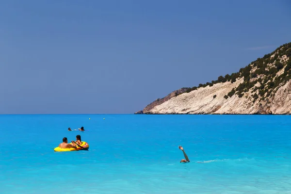 Praia Myrtos Ilha Cephalonia Grécia Julho 2019 Pessoas Desfrutando Nadando — Fotografia de Stock