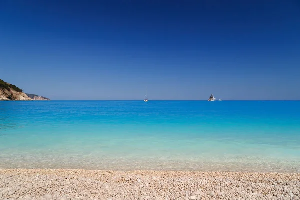 ターコイズブルーと青のイオニア海の水でマートスビーチで素晴らしい景色 セファロニア島 ギリシャ ヨーロッパで有名で非常に人気のある旅行先の夏の風景 — ストック写真