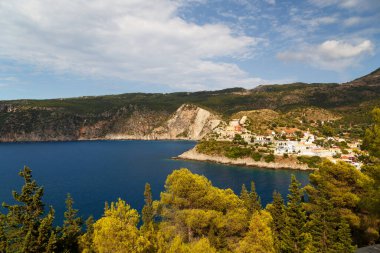 Asos köyü, Assos yarımadası ve mavi İyon Denizi suyu manzarası. Gökyüzü manzarası, ünlü ve son derece popüler Cephalonia, Yunanistan ve Avrupa 'daki yaz manzarası