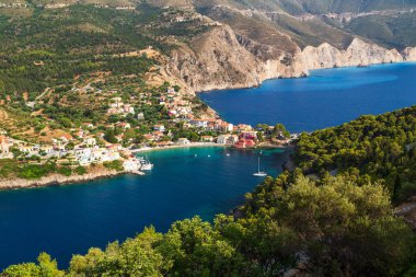 Asos köyünün muhteşem manzarası, Assos yarımadası ve mavi İyon Denizi suyu. Gökyüzü manzarası, ünlü ve son derece popüler Cephalonia, Yunanistan ve Avrupa 'daki yaz manzarası