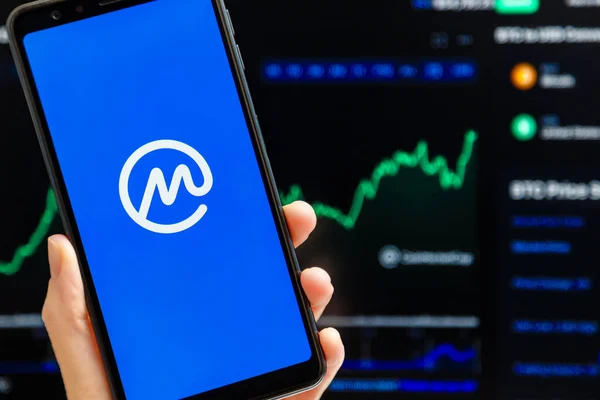 Ukraina Odessa Oktober 2021 Hånd Med Mobil Med Coinmarketcap App – stockfoto