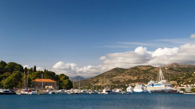 Dubrovnik, Hırvatistan - 10 Ekim 2019: Seyir gemileri ve yatları Adriyatik 'in Dubrovnik kentindeki Gruz limanına yanaştı. Güneşli bir gün, seyahat konsepti..