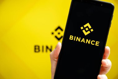 Ukrayna, Odessa - 9 Ekim 2021: Binance uygulaması arka planda Binance logosu ile akıllı telefon ekranında çalışan el bilgisayarı. Binance kripto döviz ve ticaret platformudur.