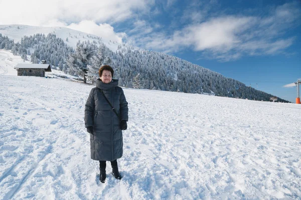 Senior Krásná Usměvavá Žena Dlouhém Šedém Kabátě Zasněženém Svahu Těší — Stock fotografie