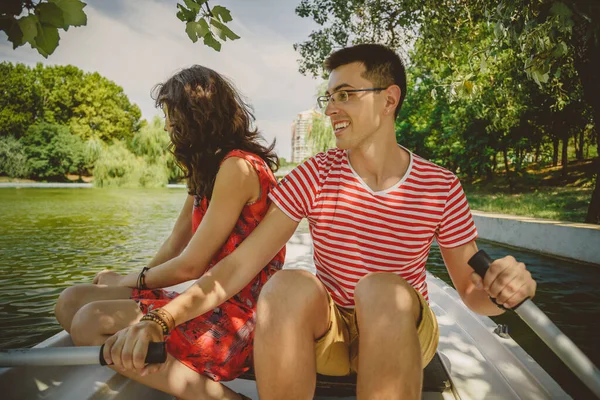 Young Beautiful Happy Loving Couple Rowing Small Boat Lake Fun — Stockfoto