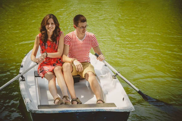 Jovem Casal Amoroso Feliz Bonito Remando Pequeno Barco Lago Encontro — Fotografia de Stock