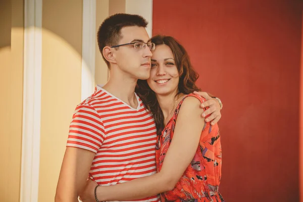 Vackert Romantiskt Par Förälskade Glada Leende Par Rött Tittar Kameran — Stockfoto