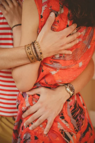 Homem Abraça Namorada Menina Vestido Vermelho Nos Braços Homem Abraçar — Fotografia de Stock