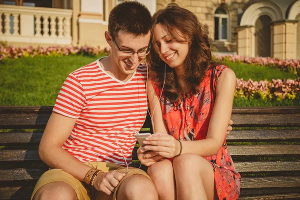 Young Loving Couple Sitting Bench Center City Laughing Having Fun — Stockfoto