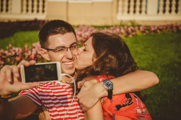 Όμορφο Νεαρό Ζευγάρι Αγκαλιάζεται Και Βγάζει Selfie Ενώ Κάθεται Μαζί — Φωτογραφία Αρχείου